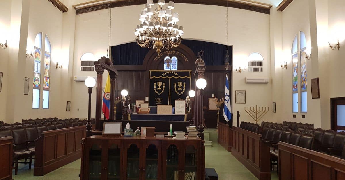 מה כולל ריהוט בית כנסת