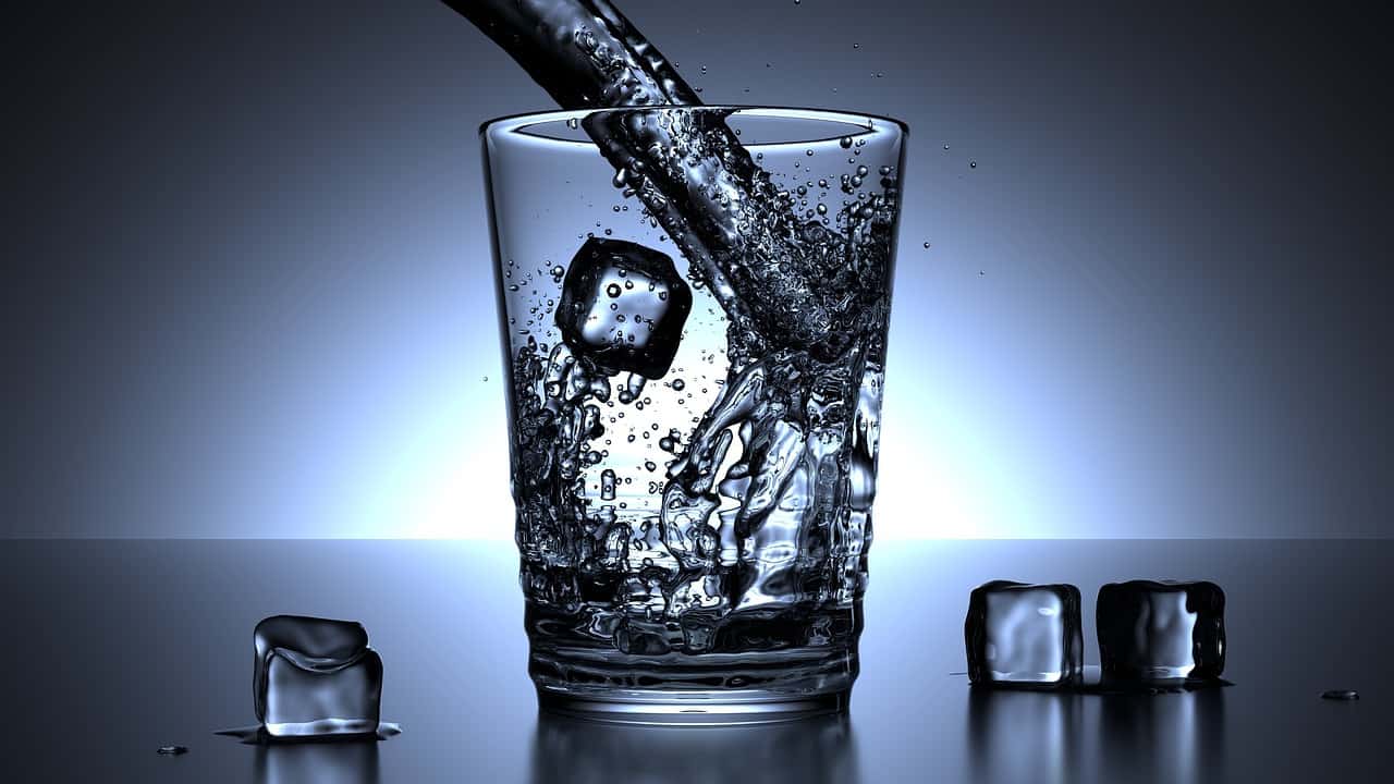 מפסיקים עם השתייה המתוקה 4 סיבות לעבור למערכת מים תת כיורית