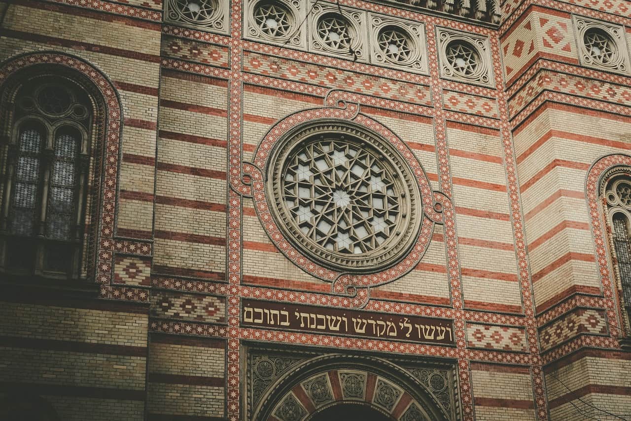מה הוא ריהוט מיוחד לבית כנסת?